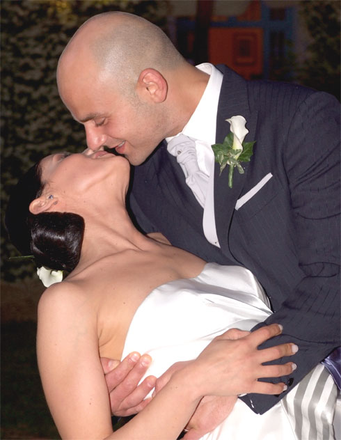 Paolo&Sara_Sposi-bacio-romantico_Youco-wedding-Palnning-Perugia