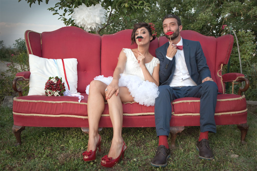 Sciuscia-e-Barbara_Divano-rosso-vintage-per-photo-booth-youco-wedding-planning-perugia